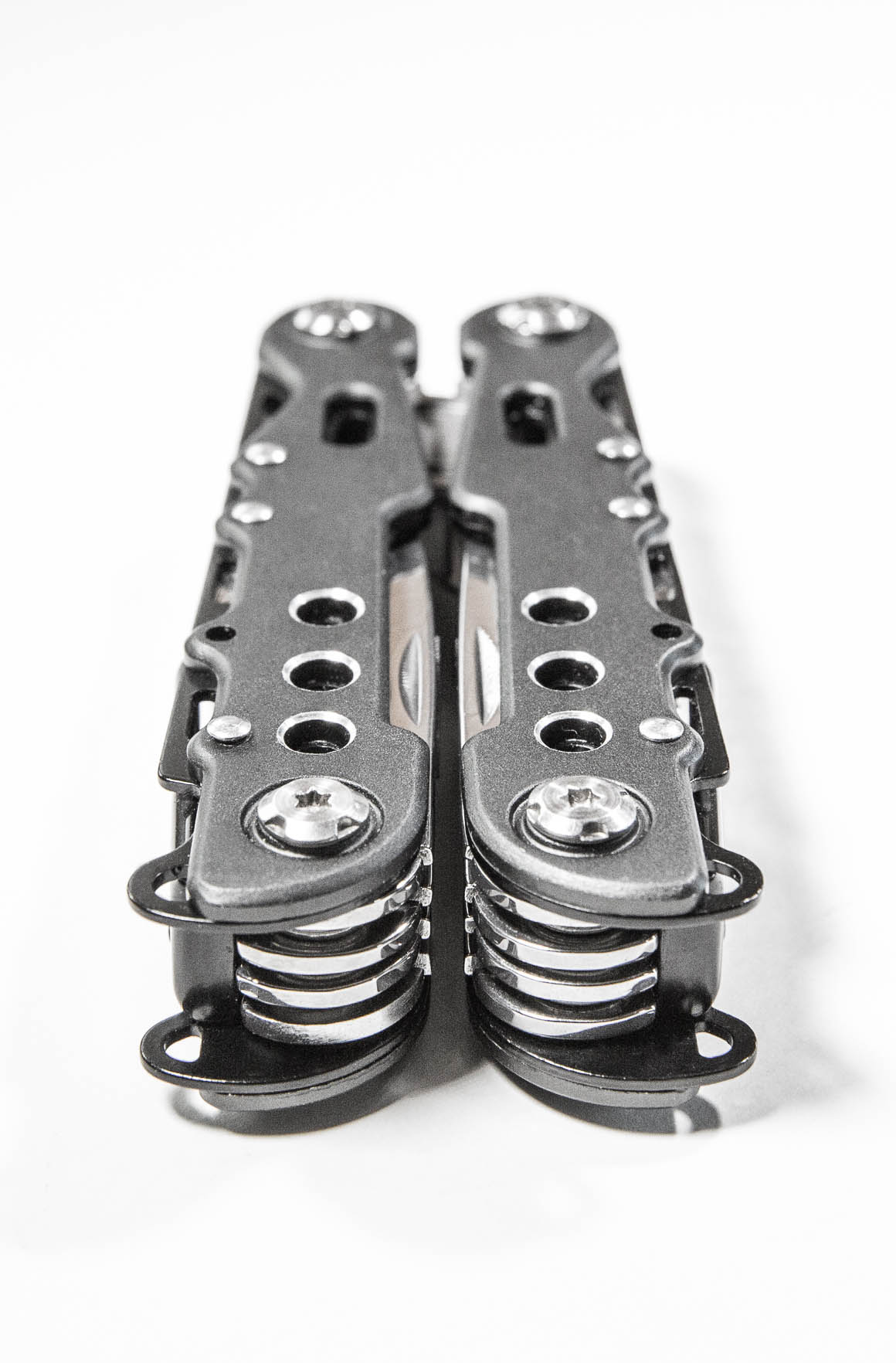 The Cerberuso 13-in-1 Multi-Tool has the ability to turn int