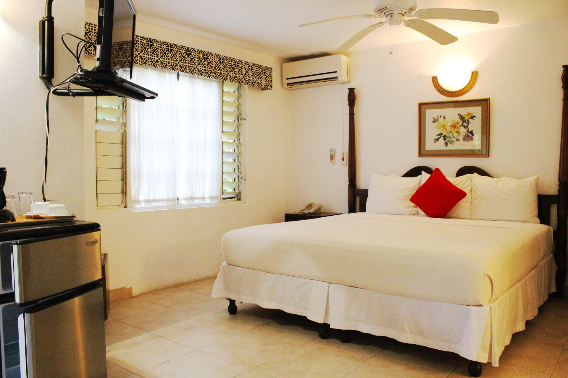 Reggae Alley at Sea Splash in 7 Mile Beach, Negril