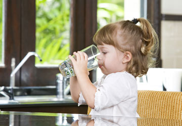 Girl_drinking_water'