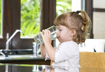 Girl_drinking_water