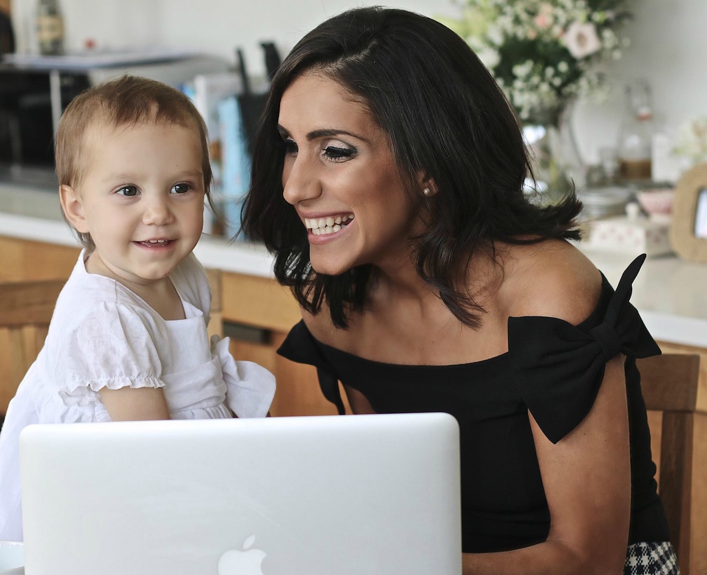 HOUSEWIFE TO HOLLYWOOD