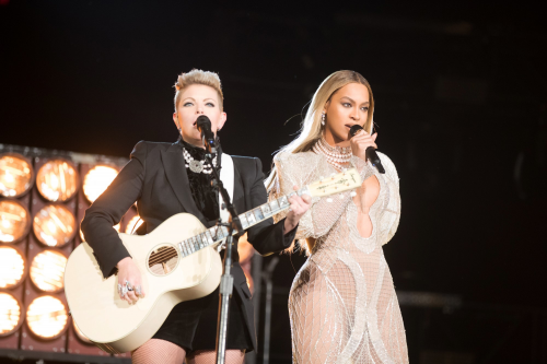 Beyonc&eacute; and Natalie Mains of the Dixie Chicks per'