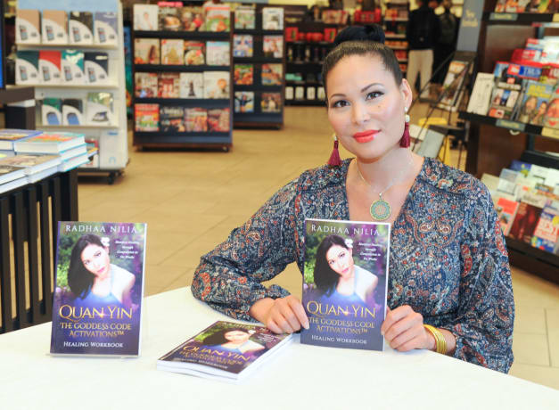 Radhaa_Nilia_Book_Signing_2.jpg'