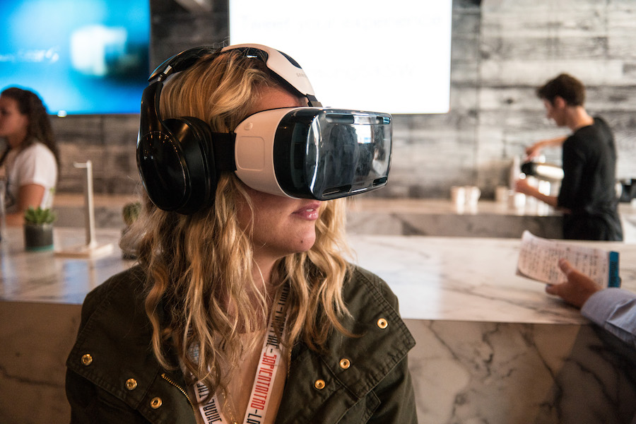 Global Augmented &amp; Virtual Reality Eyeglass Market R