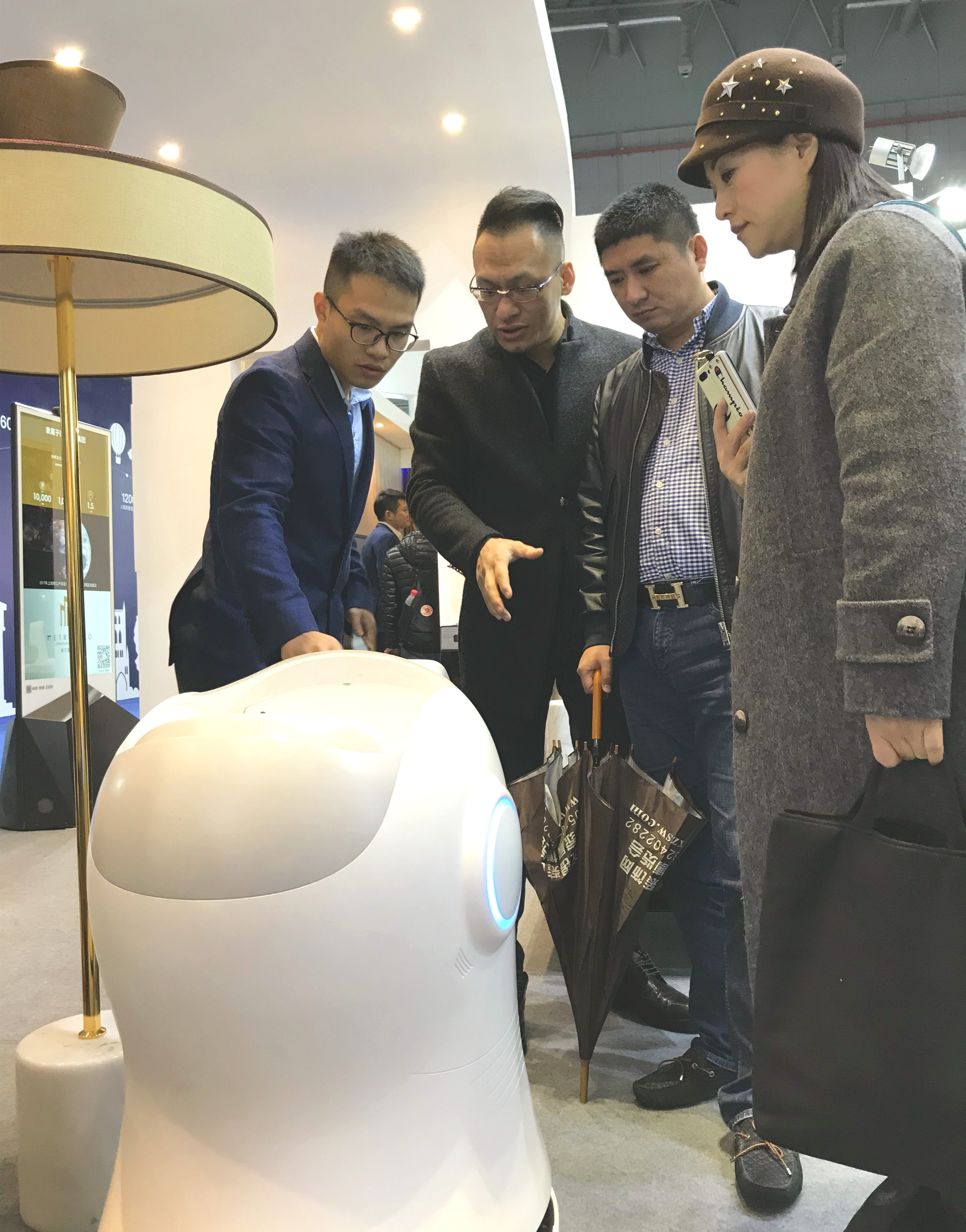 Huahui hotel robot solution.'