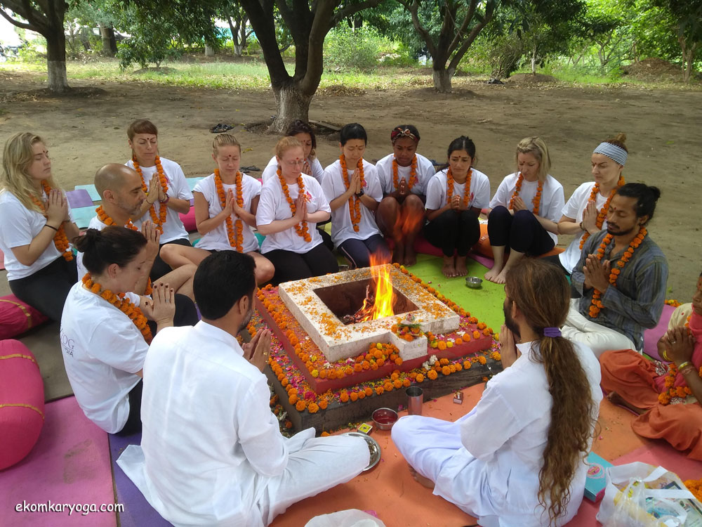 200 hours Yoga Teacher Training In Rishikesh'