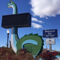 Dinosaur Inn and Suites Logo
