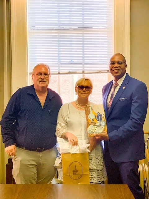 Ukrainian Artist Presents Artwork to Petersburg Mayor