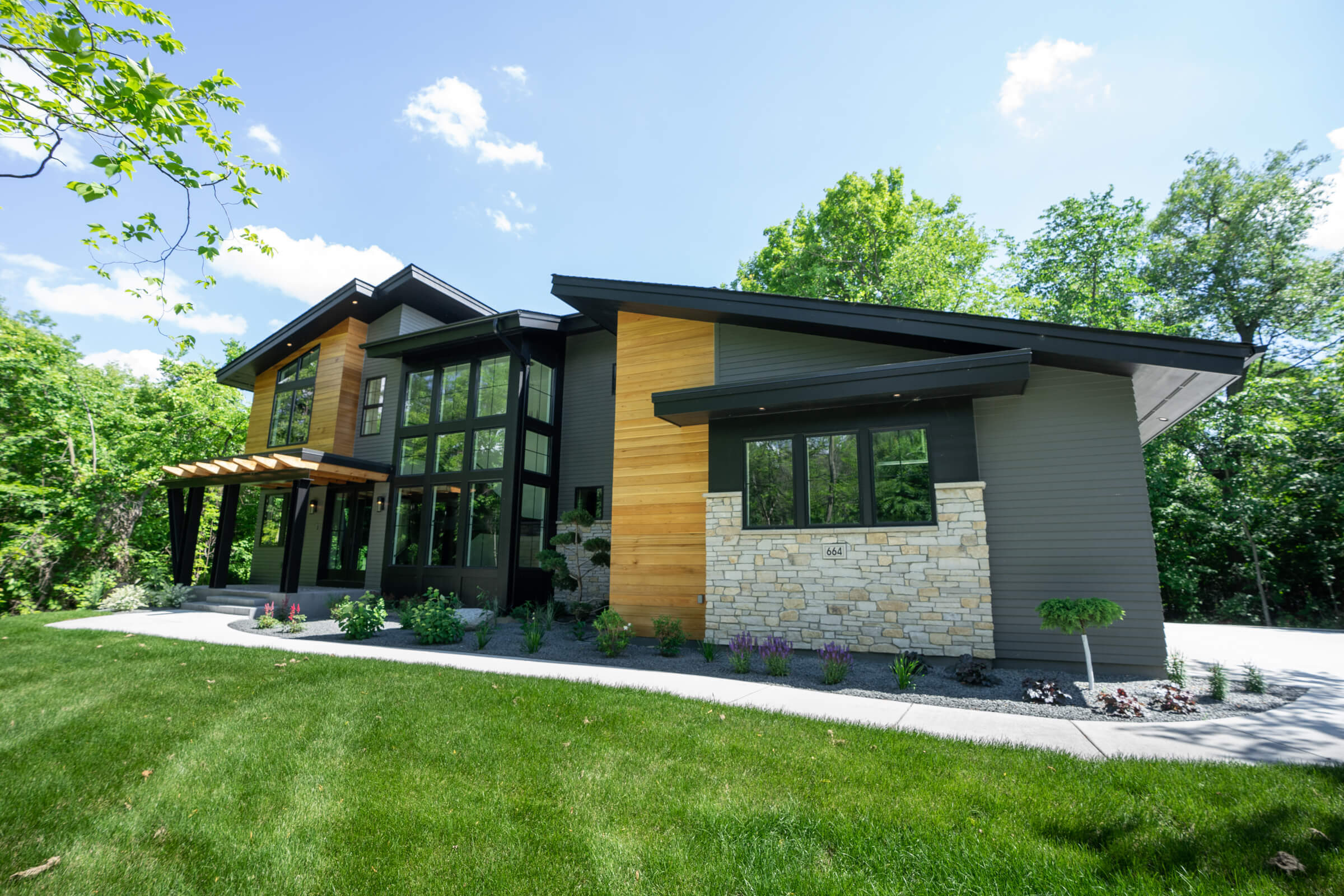 664 Peninsula Pt Rd, Shakopee Modern Lodge Home