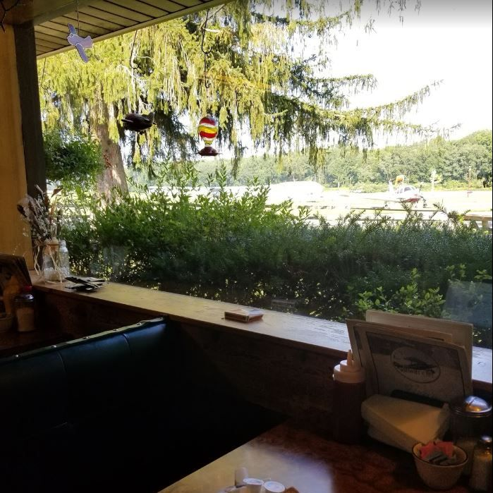 Donnas Runway Cafe Logo