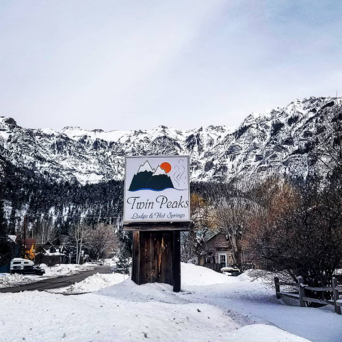 Twin Peaks Lodge &amp; Hot Springs Welcomes Guests in 20'