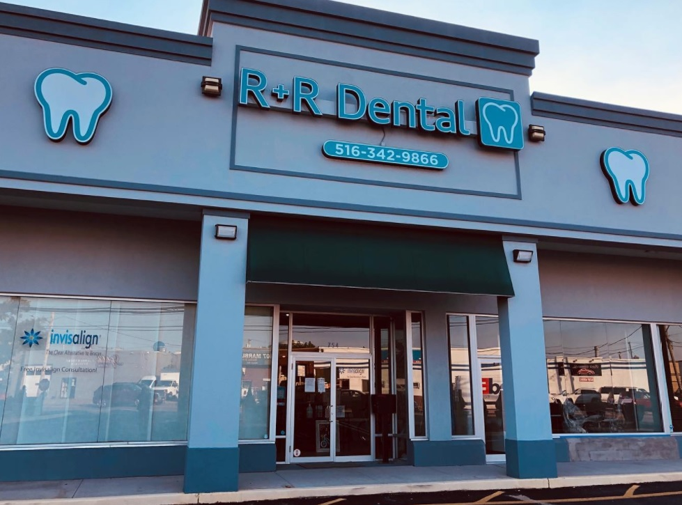 R & R Dental Logo