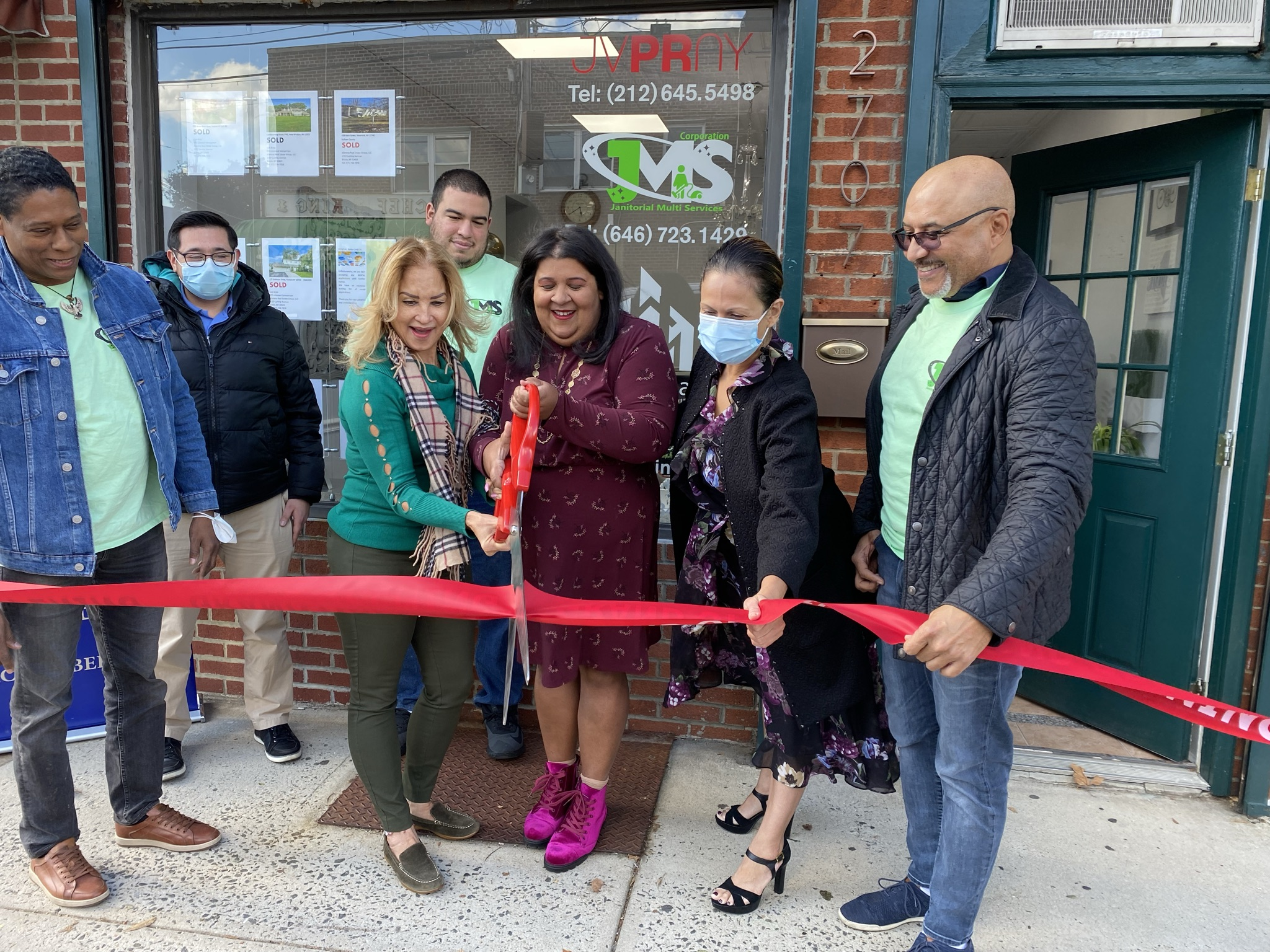 Grandopening ribbon cutting'