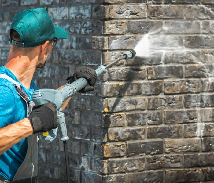 pressure washing a house in Fort Myers'