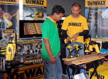 Tool Tech explaining tool to Buriram customer'