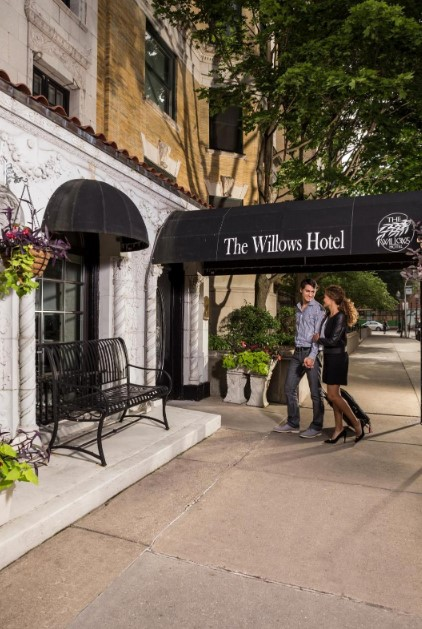 The Willows Hotel Chicago Logo