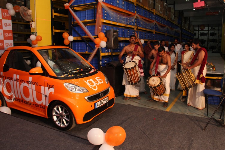 Welcome of the car at the igus India factory