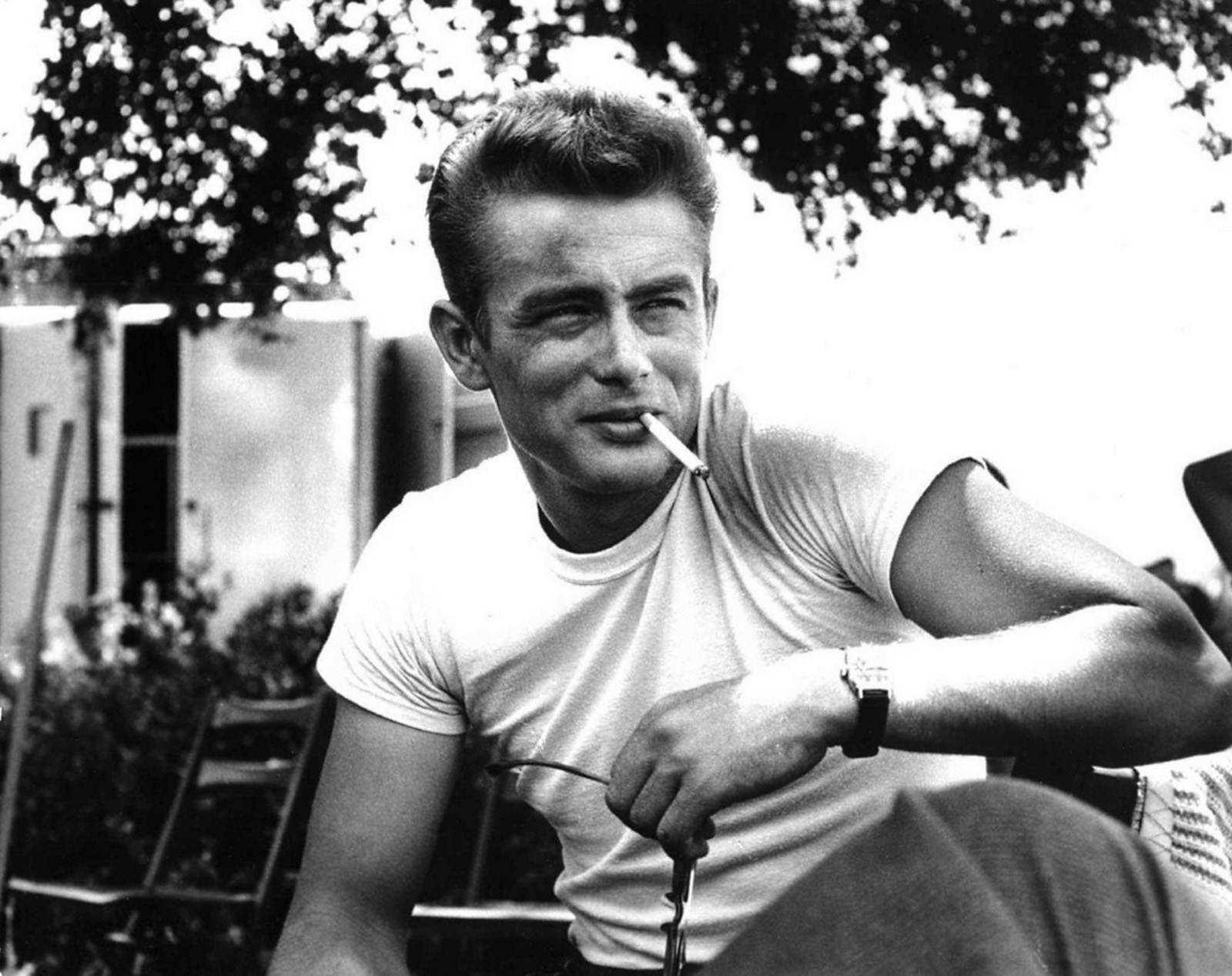 Famous hollywood actor James Dean dons smoking right