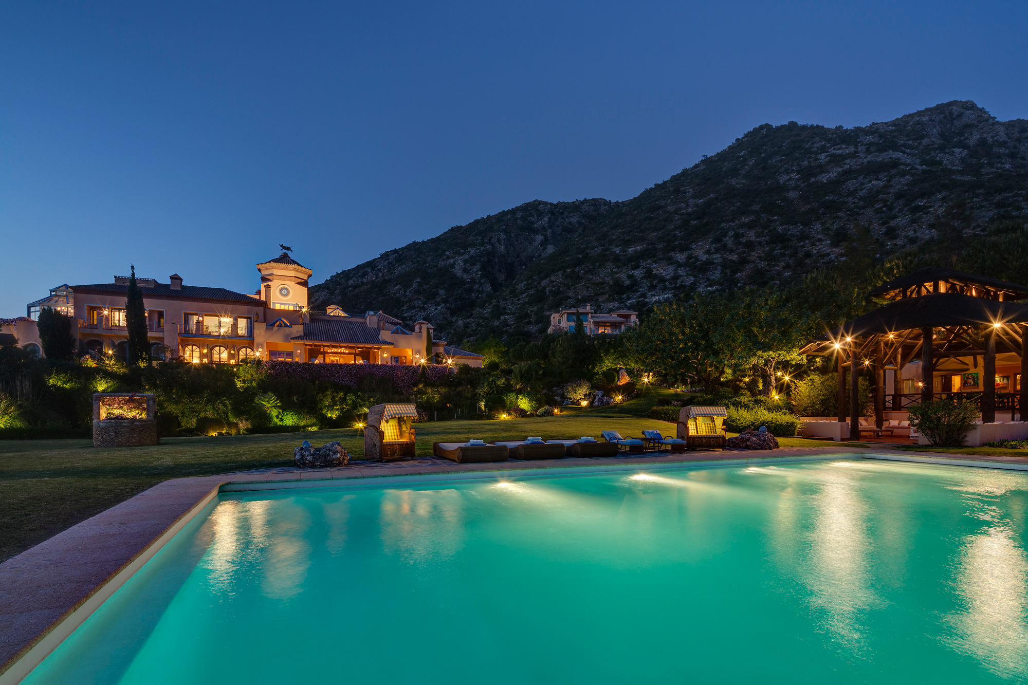 Night view of the garden'