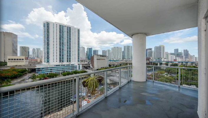 10 SW South River Dr'