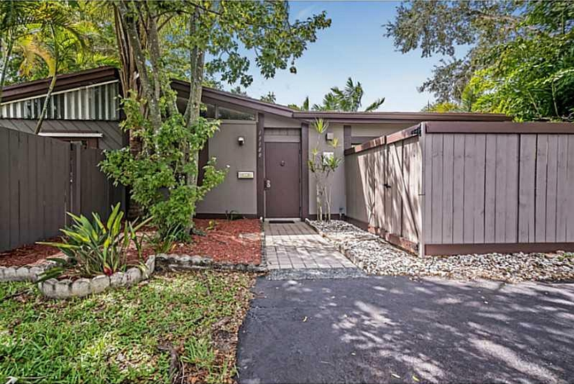 The Corey Group Presents Beautiful 2 Bedroom Townhouse'