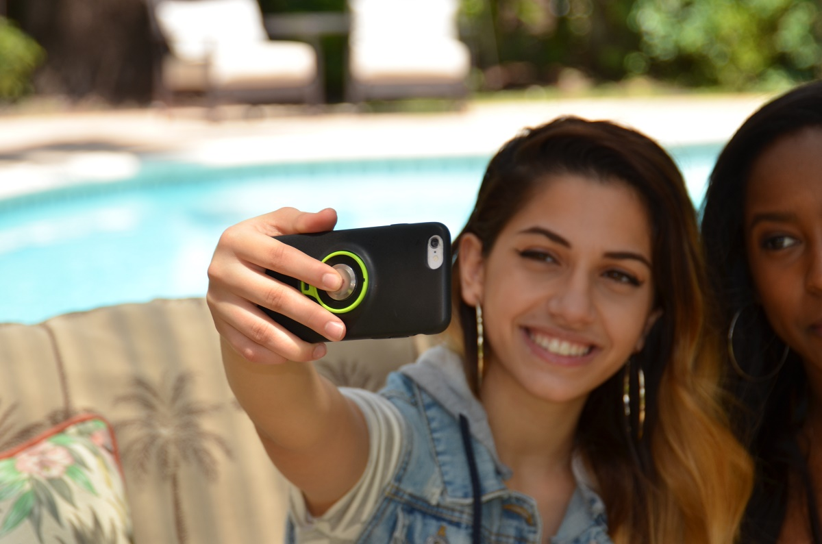 Taking Selfie with CLIKI